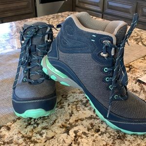 Ahnu women’s waterproof hiking boots. Sz 11